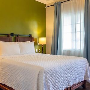 Standard Room 1 Queen Bed Garden View